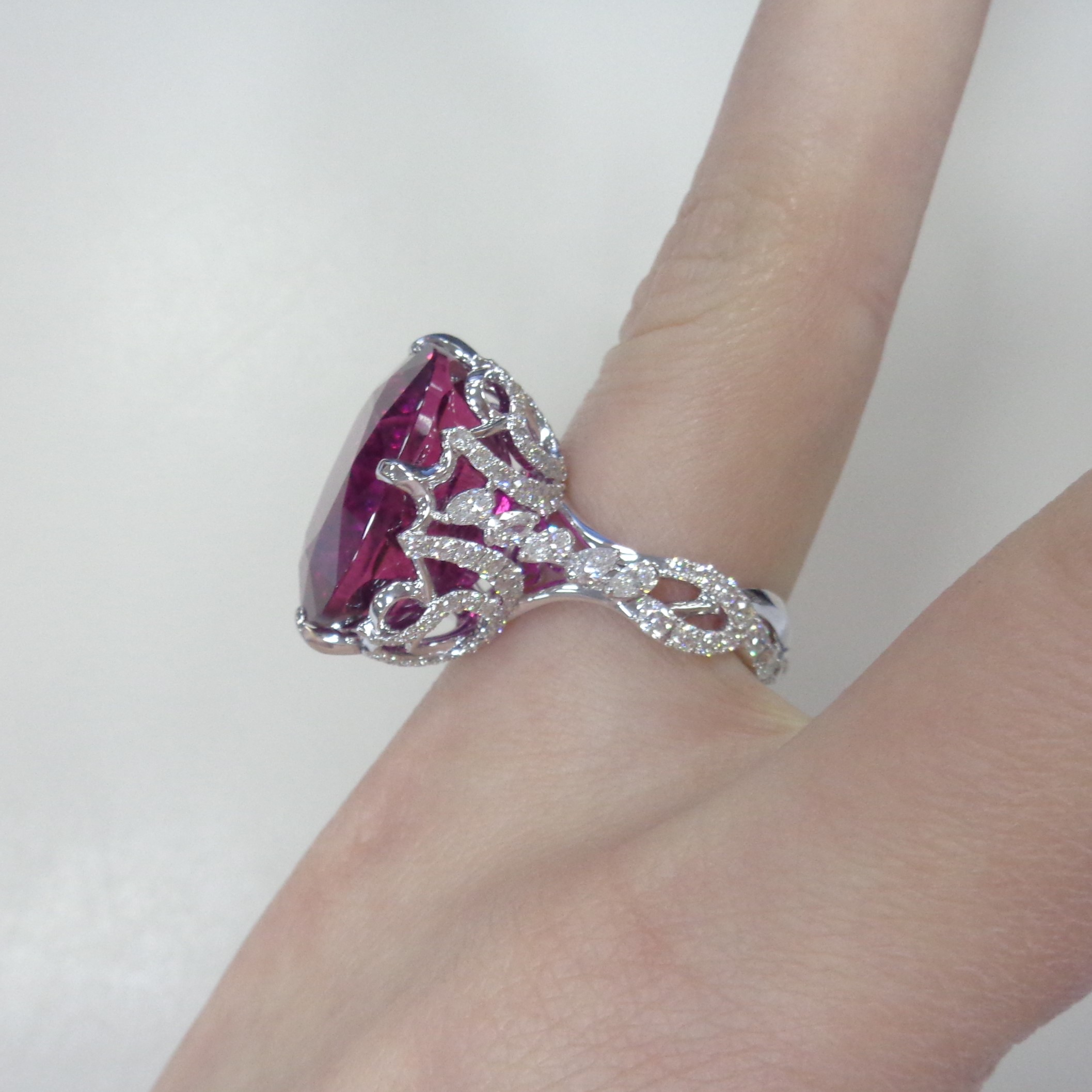 Кольцо из белого золота с рубеллитом